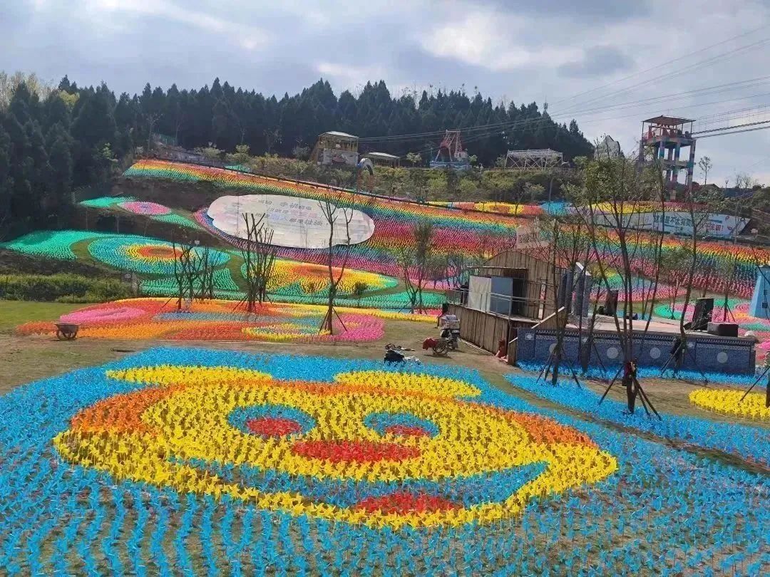 “梦幻七彩·风车艺术节”（3月）